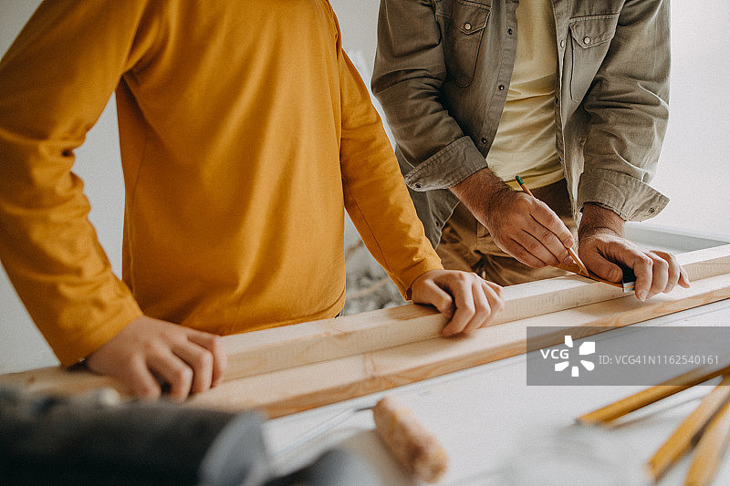 男人在测量图片素材