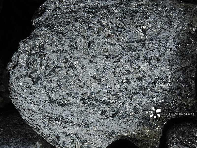 具有黑色星形闪石的闪长岩块图片素材