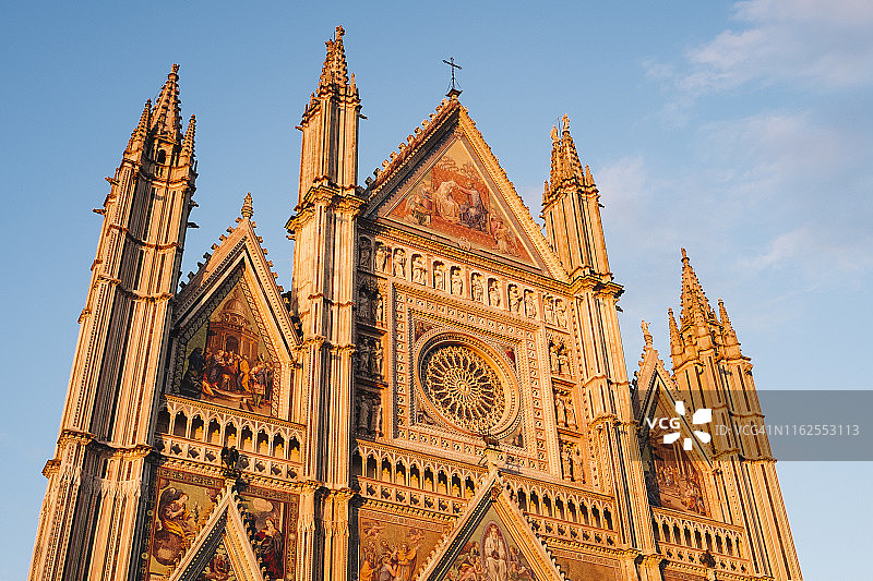 日落时分的奥尔维耶托大教堂图片素材