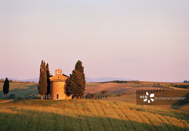 托斯卡纳日出时分的维塔莱塔教堂图片素材