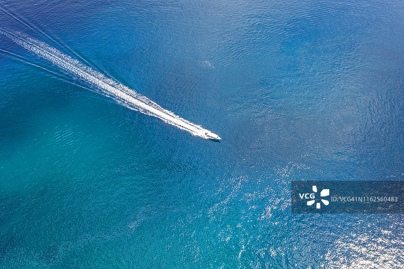 海上航行的船图片素材