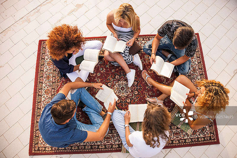 与朋友的公共阅读团体图片素材