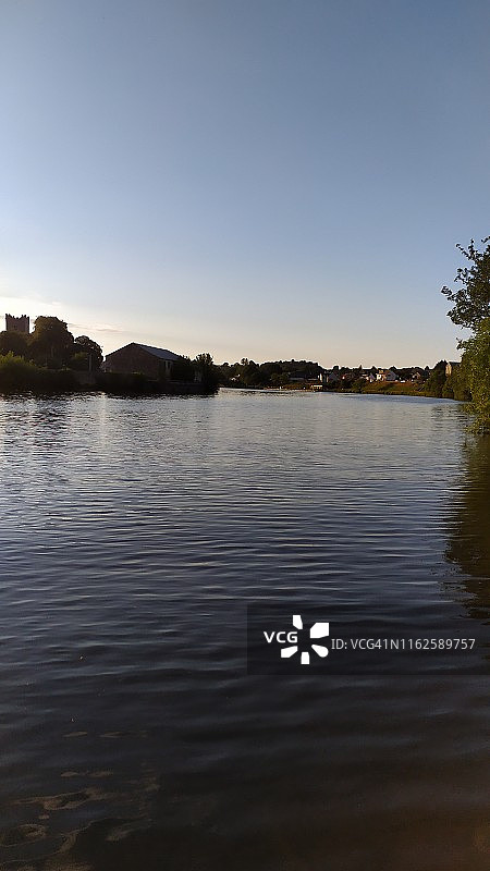 德格湖和群山、田野上的爱尔兰夏日图片素材