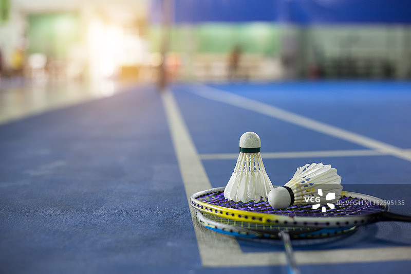 羽毛球场上球员比赛时球拍上的羽毛球特写图片素材