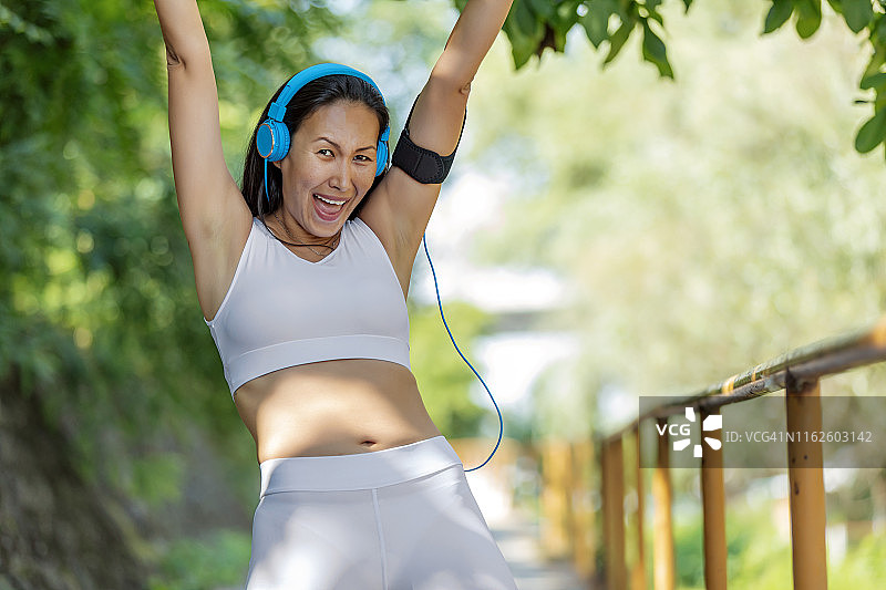 跑步女孩假装弹吉他，演奏她最喜欢的歌曲图片素材