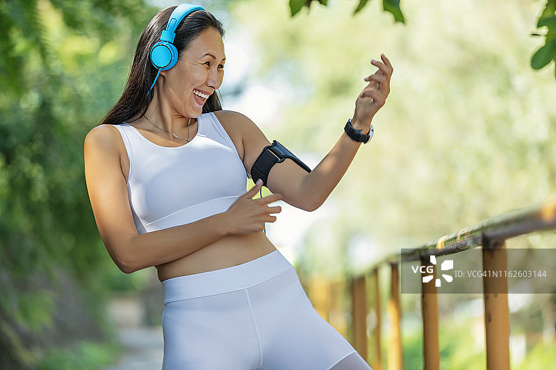 跑步女孩假装弹吉他，演奏她最喜欢的歌曲图片素材