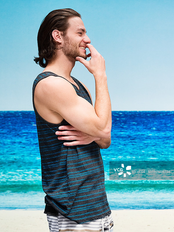 穿着背心的长发英俊男人图片素材