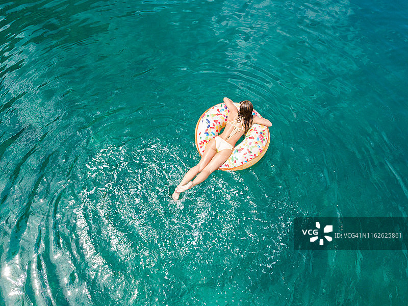 夏天在海里玩耍的女人图片素材