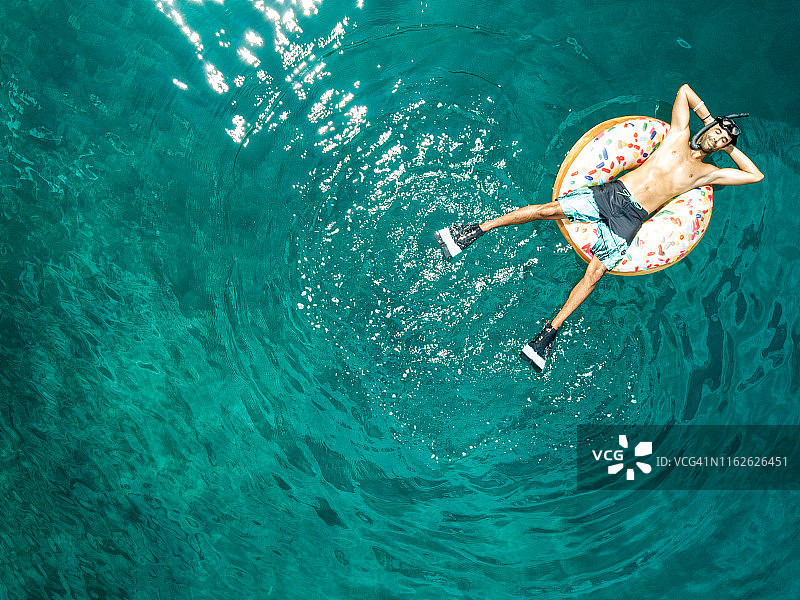 男人在度假时休息图片素材