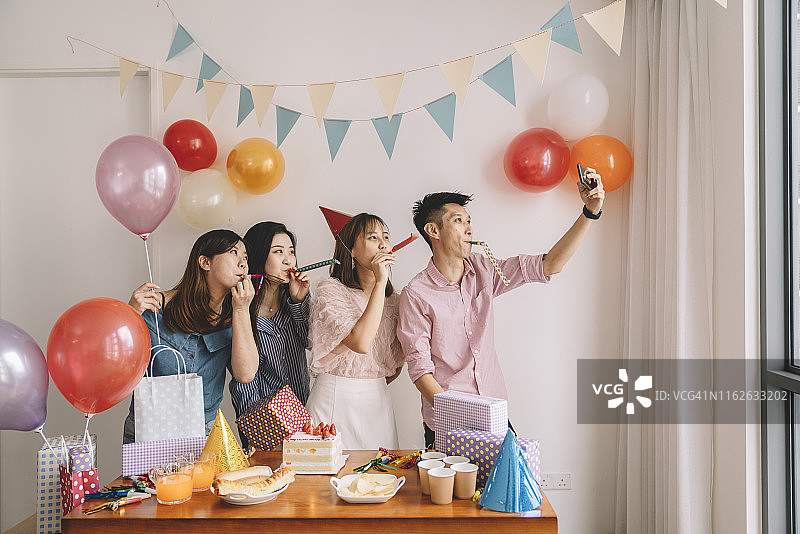 一群朋友为亚洲女同事庆祝生日图片素材