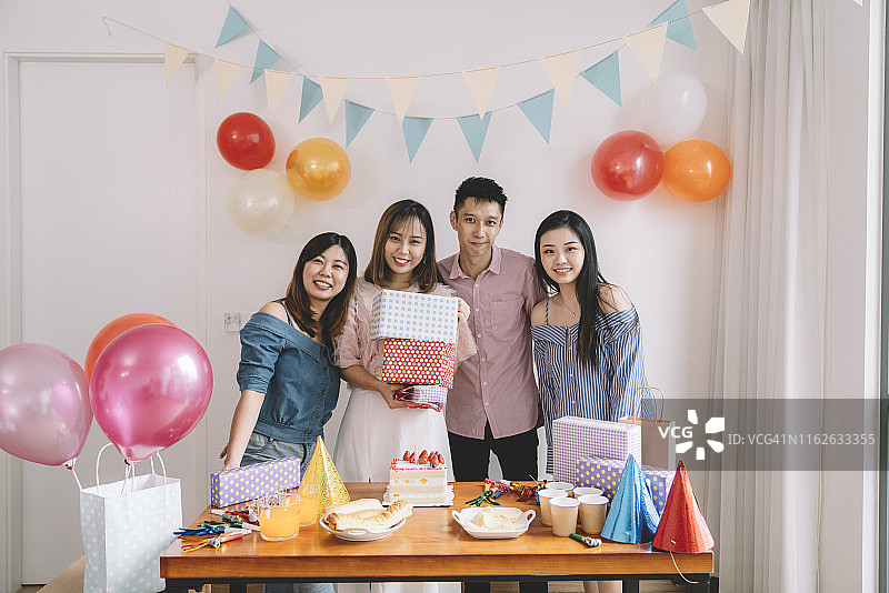 一群朋友为亚洲女同事庆祝生日图片素材