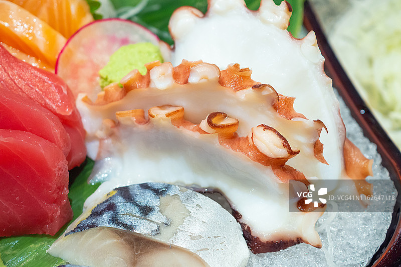 生鱼片混合套餐，包括三文鱼、金枪鱼、鲭鱼、鲷鱼、章鱼和北极贝图片素材