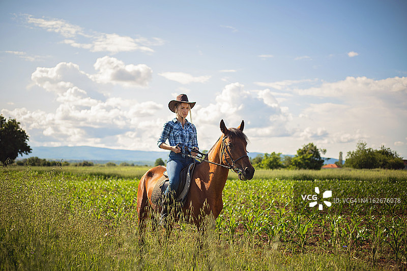 骑马是真正的自由图片素材