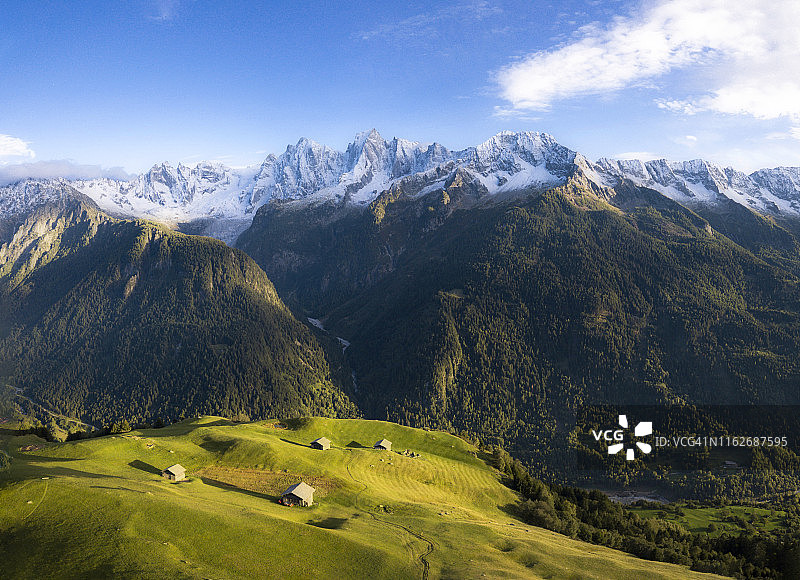 瑞士希奥雷、巴迪莱峰和森加洛峰的航拍图片素材