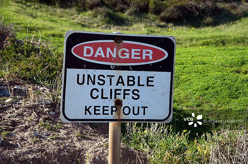 “危险：不稳定的悬崖。禁止入内”警告标志图片素材