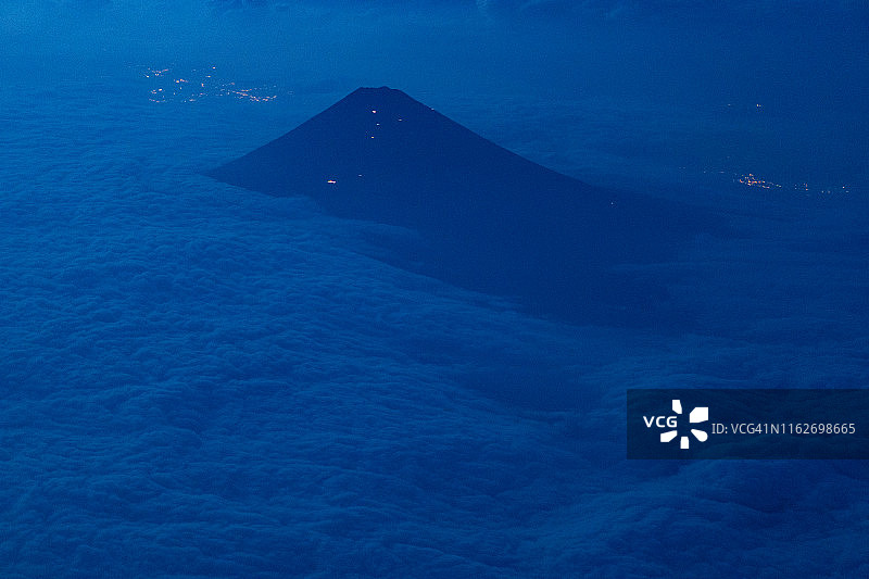 日本富士山夜间航拍景观图片素材