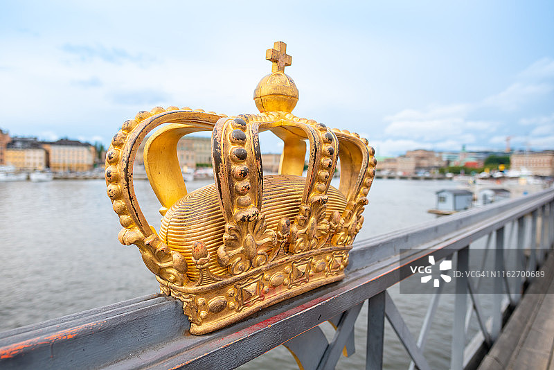 瑞典斯德哥尔摩，斯凯普斯霍尔姆桥中央的镀金皇冠，背景是老城图片素材