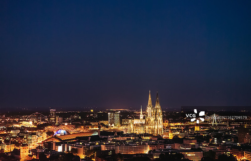 夜幕下的科隆大教堂和城市天际线图片素材