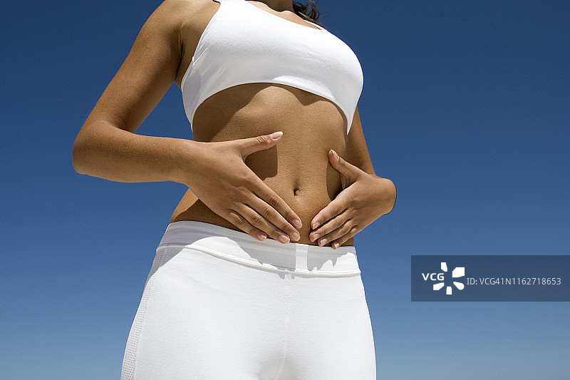 在海滩上做运动的女人图片素材