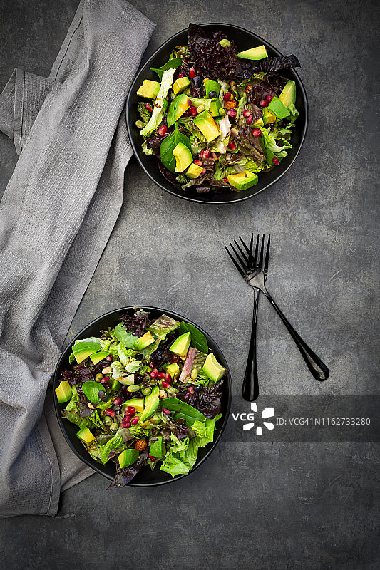 低碳沙拉配生菜、鳄梨、烤籽、杏仁和黄豆图片素材