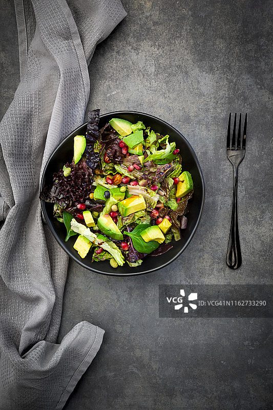 低碳沙拉配生菜、鳄梨、烤籽、杏仁和黄豆图片素材