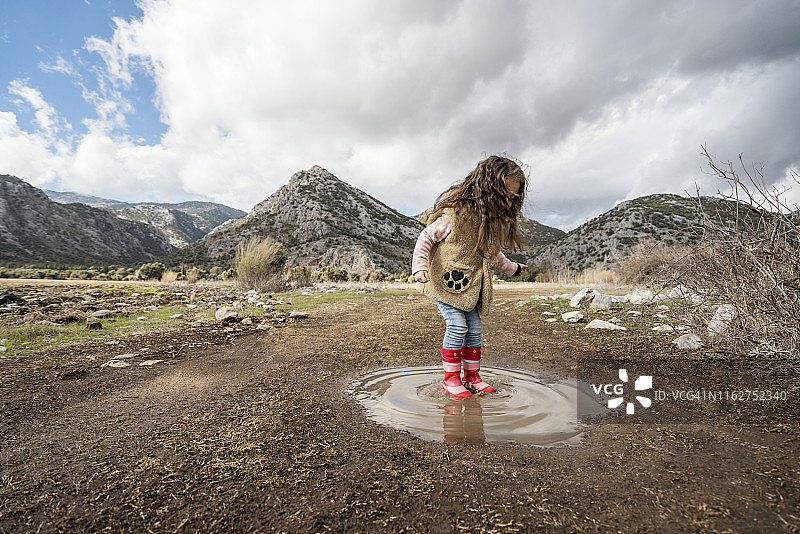 在田野里玩耍的可爱小女孩图片素材