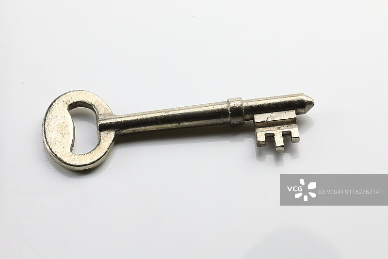 带剪切路径的旧银色骷髅钥匙，白色背景图片素材
