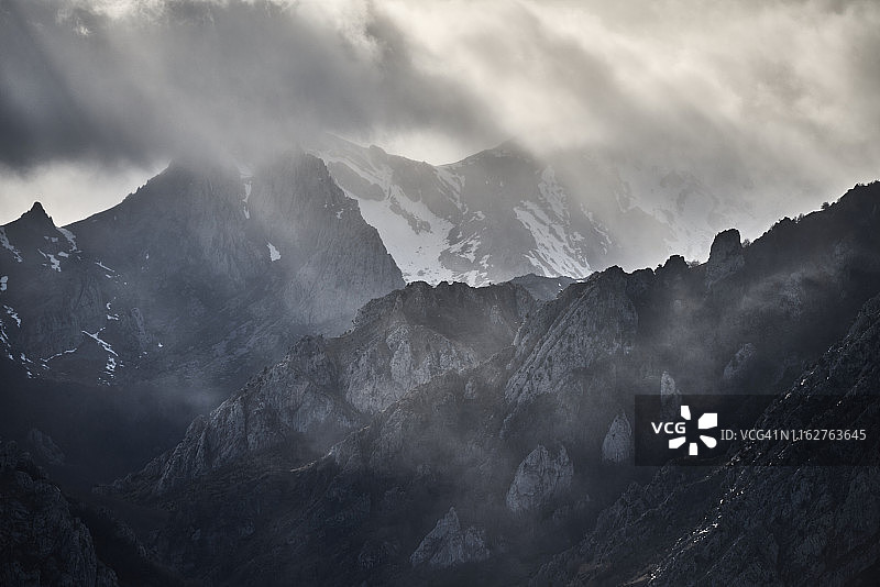 欧洲之峰，西班牙卡斯蒂利亚-莱昂山景图片素材