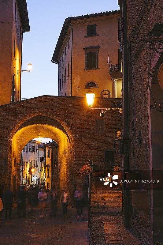 圣米尼亚托黄昏时的鹅卵石街道图片素材