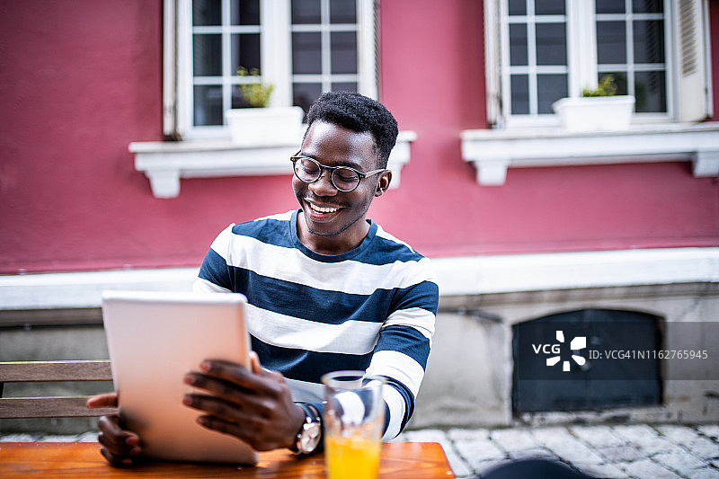 喜欢在线消磨时光图片素材