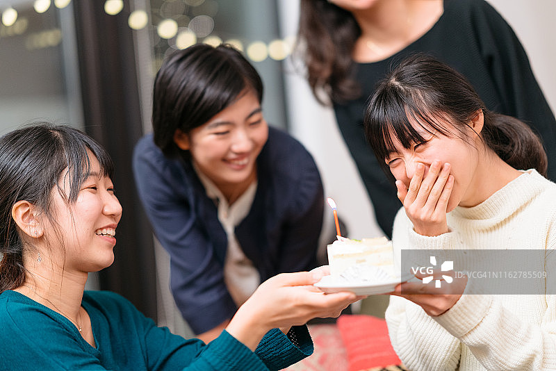 朋友们为朋友庆祝生日图片素材