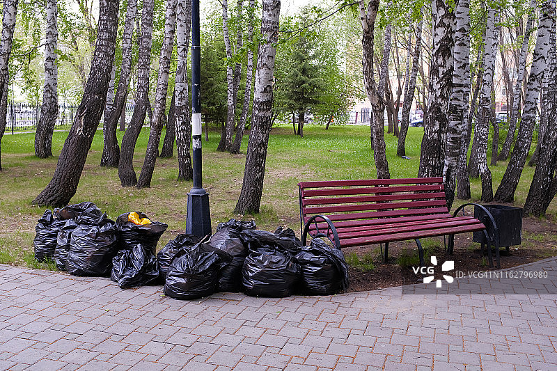 公园里装满垃圾的黑色塑料袋图片素材