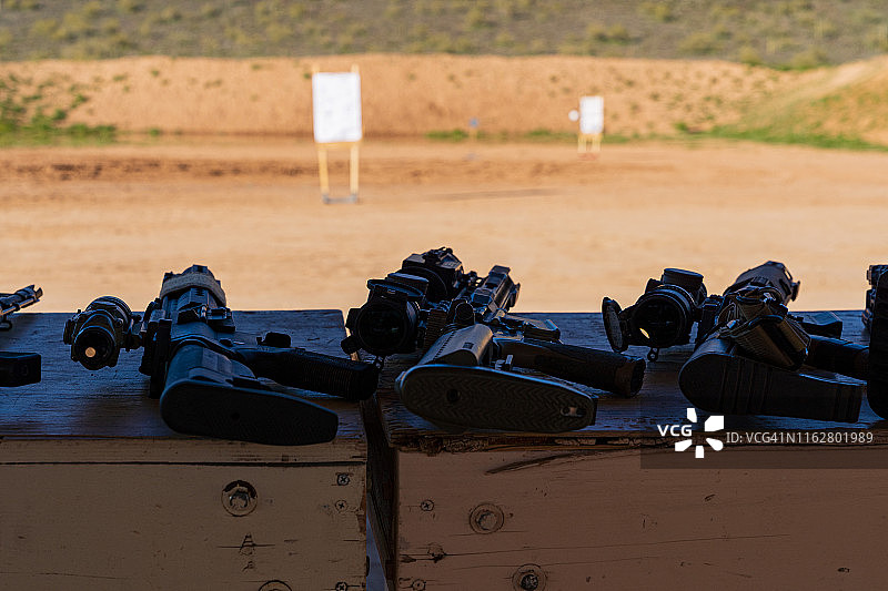 户外靶场上的半自动AR-15型卡宾枪图片素材