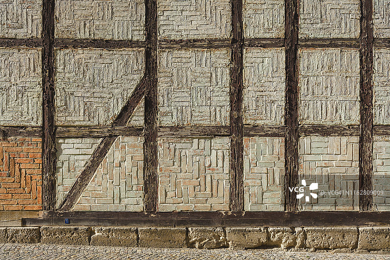 奎德林堡的木结构墙壁的破旧房屋图片素材