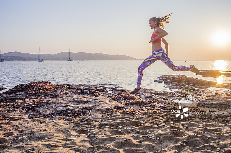 在岩石岸边训练图片素材