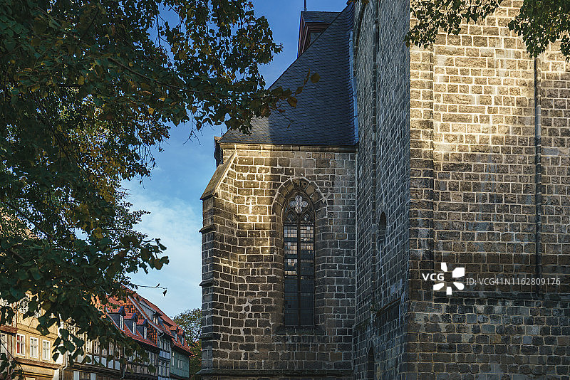 阳光明媚的一天，德国萨克森-安哈尔特州奎德林堡大教堂图片素材