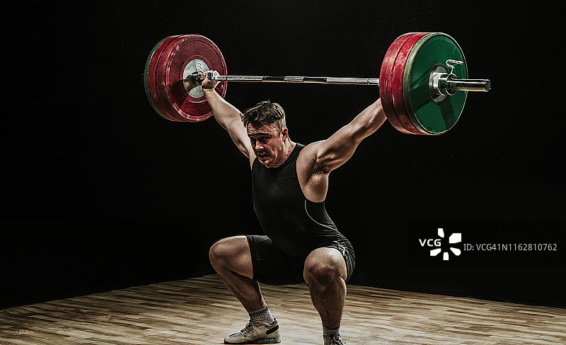 用杠铃训练的男人们图片素材