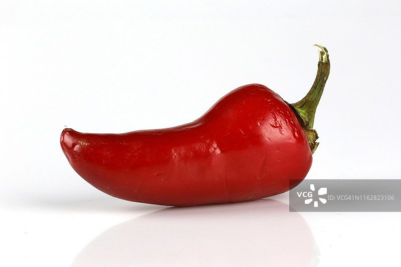 白色背景上的红色辣椒图片素材