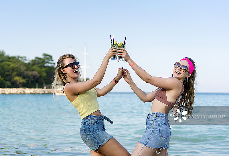 在海滩上喝莫吉托的女孩图片素材