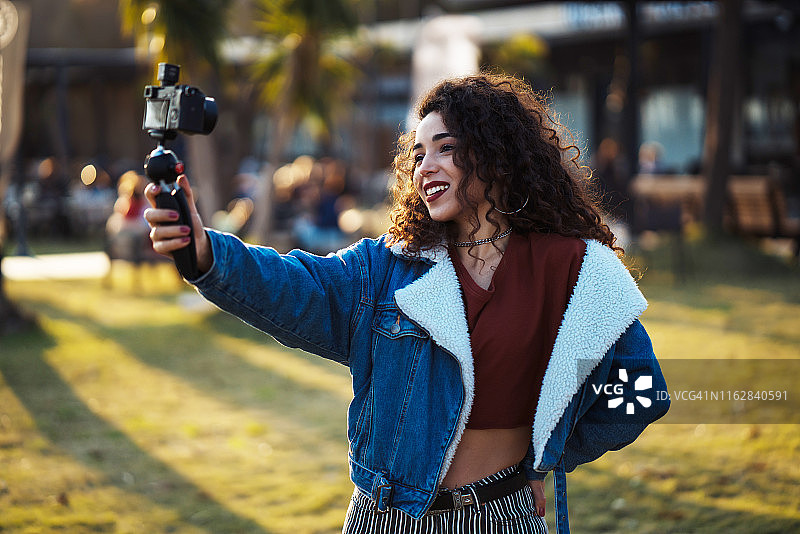 年轻女子录制视频博客图片素材