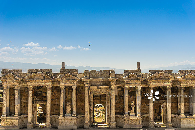 土耳其代尼兹利帕穆克卡莱希拉波利斯古城古罗马剧场：舞台建筑雕像和浮雕细节图片素材