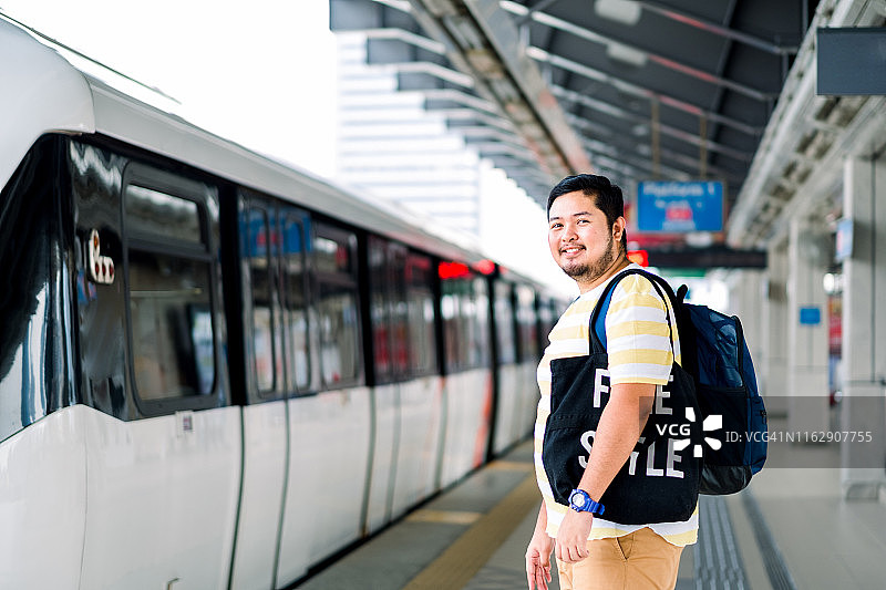 年轻亚洲男人在吉隆坡火车站图片素材