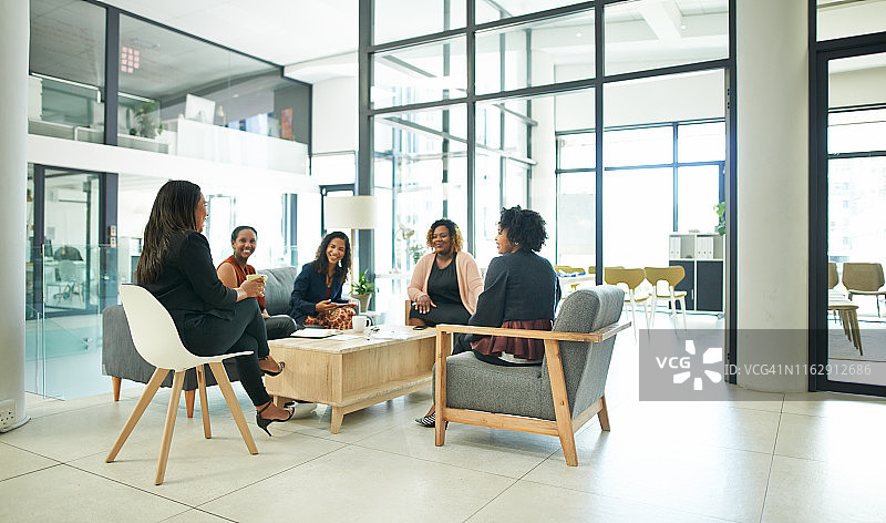 通过团队合作推动业务发展图片素材