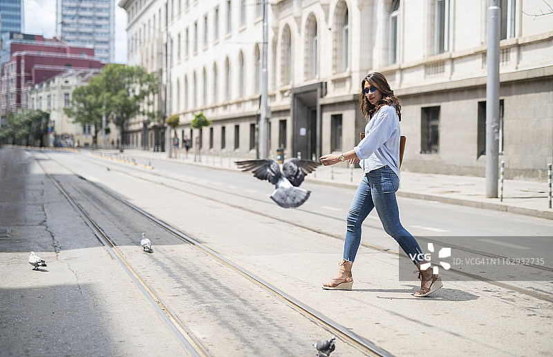 在街上行走的女人图片素材