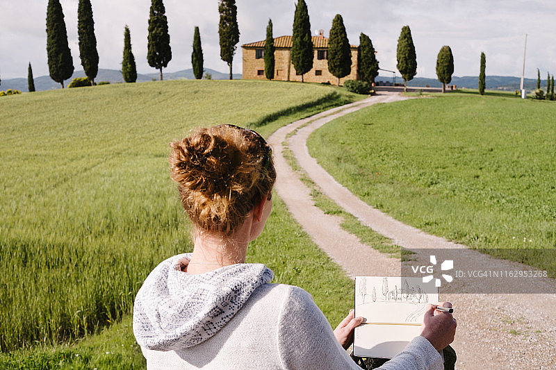 女人在画托斯卡纳的典型场景图片素材