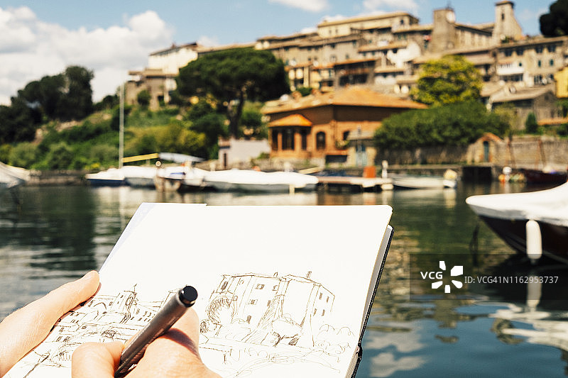 女人在意大利博尔塞纳画山城图片素材