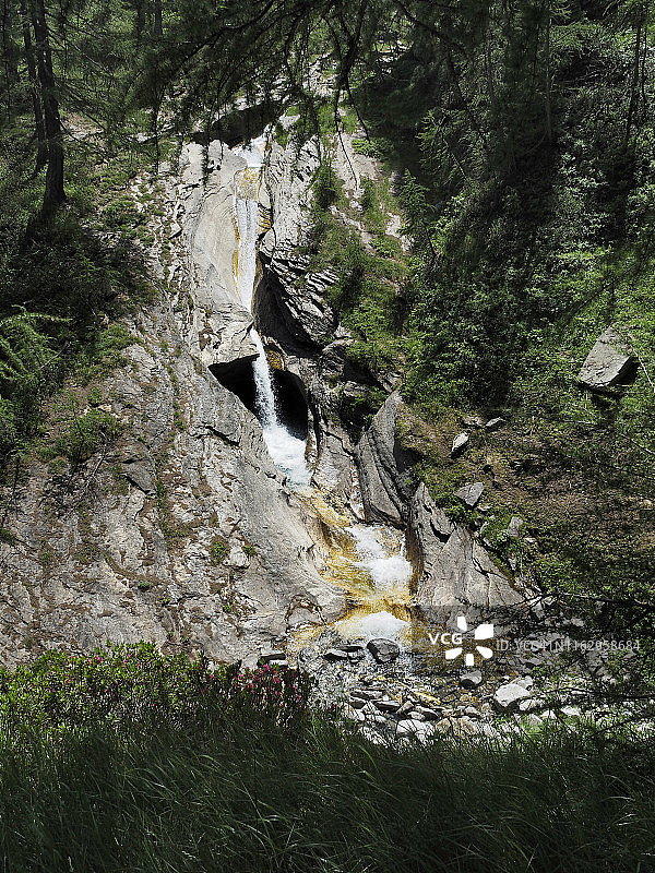 阿尔佩韦利亚自然公园的瀑布和巨人锅穴图片素材