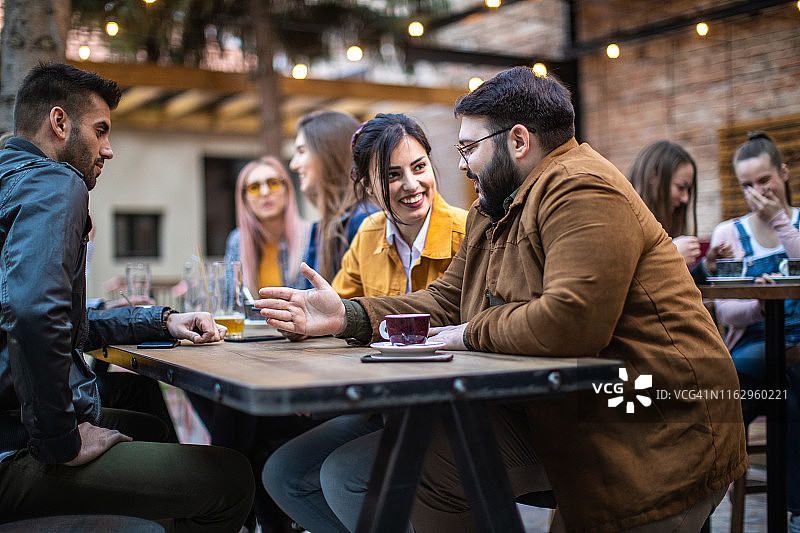 最好的朋友在路边咖啡馆喝咖啡聊天图片素材