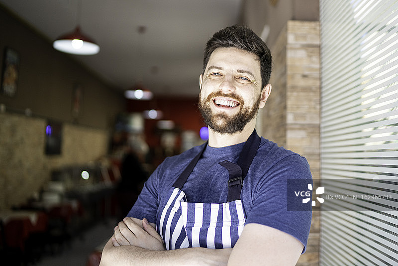 餐厅老板肖像，看向镜头图片素材