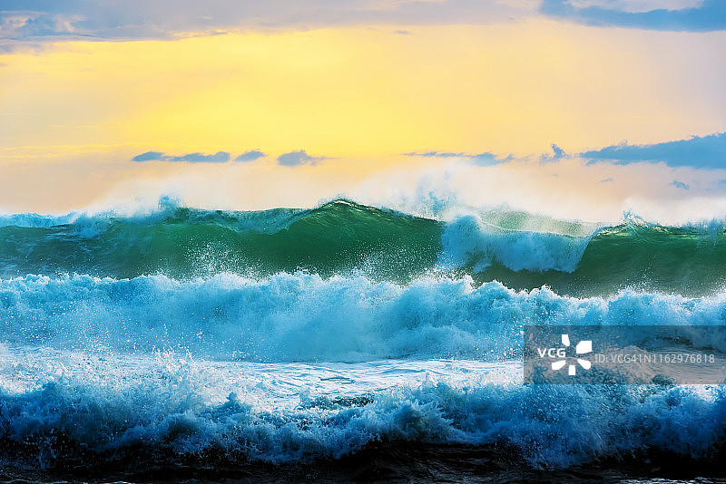 菲律宾巴坦群岛日落时分的汹涌海浪图片素材